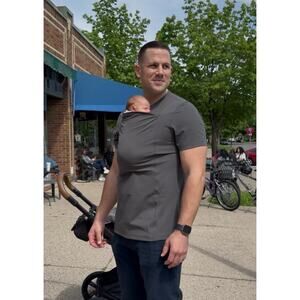 Lalabu Short Sleeve Hands-Free Baby Pouch Dad Shirt in Gray, Size Medium